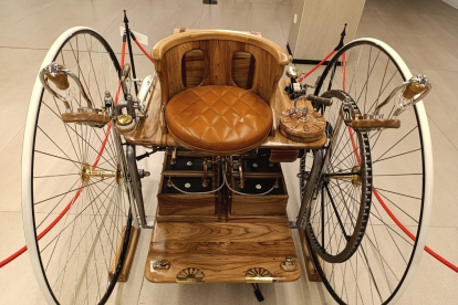 Reproducción del primer coche eléctrico (1881) que se puede ver hasta hoy en la sala de exposiciones de Cajaviva Caja Rural en Burgos.