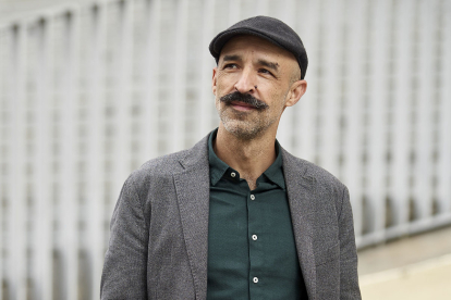 El escritor Jesús Carrasco, ganador del Premio Biblioteca Breve 2024 con 'Elogio de las manos'.