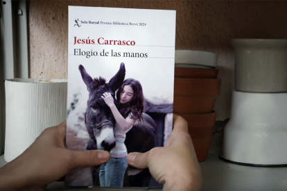 Ejemplar de la nueva novela de Jesús Carrasco.
