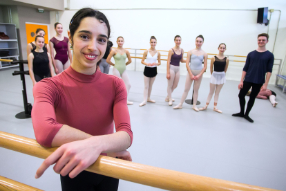 Ana Torrequebrada comparte clase con los alumnos de 6º de Enseñanzas Profesionales de Danza Clásica en las aulas de la Escuela de Danza Ana Laguna dónde empezó.
