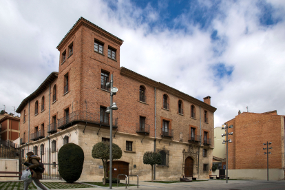 El Palacio de Castilfalé alberga el Archivo Municipal.