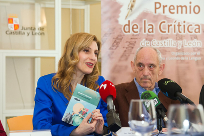 La viceconsejera de Acción Cultural, Mar Sancho, y el presidente del jurado, Antonio Piedra, con un ejemplar de la obra ganadora.