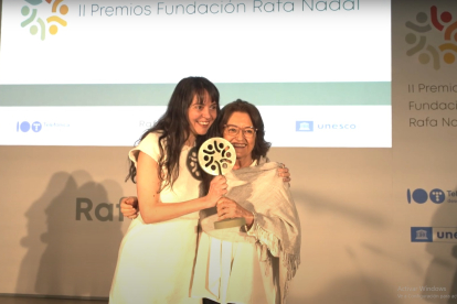María Merino y Simona Placios recogiendo el premio de la Fundación Rafa Nadal