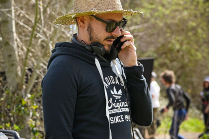 Rodrigo Espinel, atendiendo una de las cientos de llamadas recibidas en estas cuatro semanas durante el rodaje de '8'.