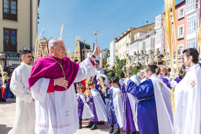 Un momento de la emocionante procesión del Domingo de Ramos en la capital burgalesa, en el que los niños son los protagonistas.