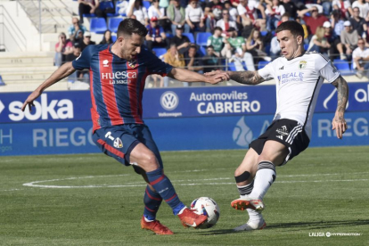 Imagen del partido entre el Huesca y el Burgos CF.