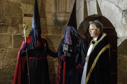 Un cofrade acompaña al preso indultado, en el centro, en la procesión de la Soledad de Burgos de 2016, último año en el que Interior concedió esta gracia a la agrupación.
