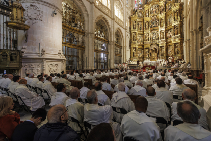 Un gran número de sacerdotes con actividad pastoral en la ciudad y en la provincia acudió a la Catedral para la misa crismal.