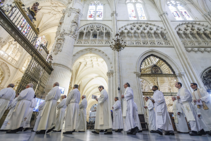 La comitiva de sacerdotes desfila por la nave central de la Catedral