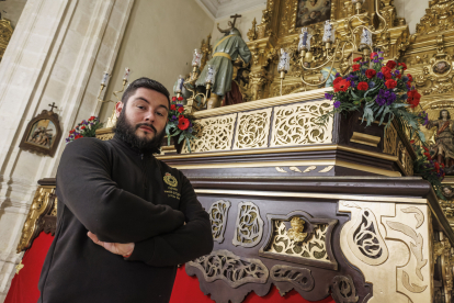 Adrián Barroso Erquicia posa junto al paso del Cristo de la Coronación de Espinas que portó la noche del pasado miércoles.
