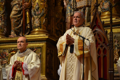 Fidel Herráez y Mario Iceta en el altar mayor de la Catedral de Burgos.