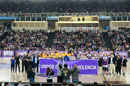Foto de familia entre el Real Valladolid UEMC y el San Pablo Burgos 'Unidos contra la violencia'