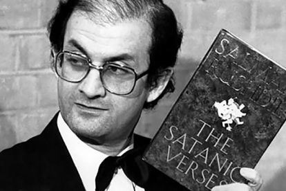 Salman Rushdie, con un ejemplar de 'Los versos satánicos' en 1988.