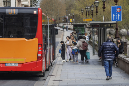 Un grupo de pasajeros accede al autobús de la línea 1 en la avenida del Arlanzón de la capital burgalesa.