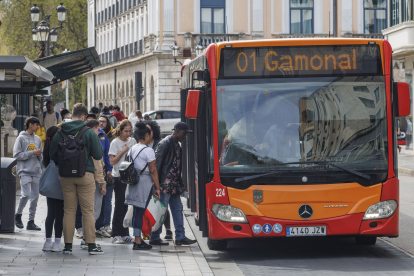 Un grupo de pasajeros accede al autobús de la línea 1 en la avenida del Arlanzón de la capital burgalesa.