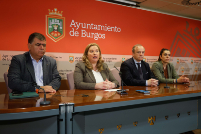 Cristina Ayala junto a los portavoces del equipo de Gobierno, de PP y Vox, y el concejal de Urbanismo para hablar de la disolución de los consorcios.