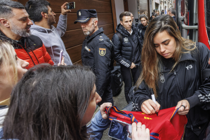 Irene Paredes, junto a sus seguidores, posando para varios selfis en Burgos.