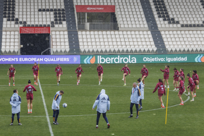 La selección española de fútbol femenino en Burgos.