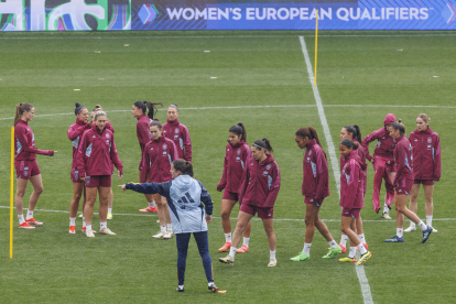 La selección española de fútbol femenino en Burgos.