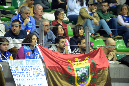 Imagen de aficionados durante el partido del San Pablo Burgos.