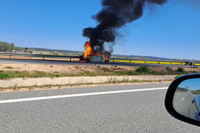 Imagen del vehículo incendiado