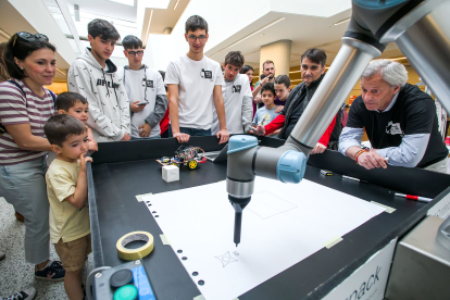 Los equipos y los robots se han sometido a 16 pruebas, nueve para la categoría de secundaria y siete para grado superior y universitario.