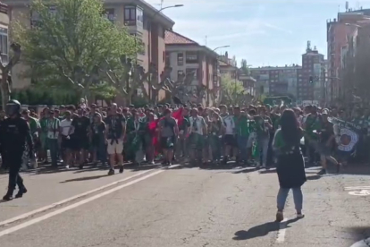 Los aficionados verdinegros por la calle Vitoria.