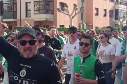 Seguidores del Racing de Santander, camino de El Plantío.