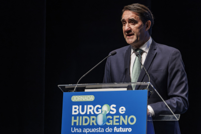 El consejero de Fomento, Juan Carlos Suárez-Quiñones, durante su intervención en la Jornada 'Burgos e Hidrógeno, una apuesta de futuro'.
