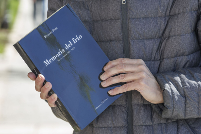 Un ejemplar de 'Memoria del frío' en manos de su autor.