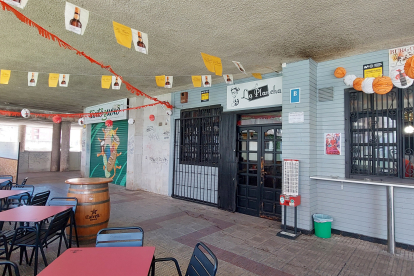 Decoración de la feria de abril en la terraza del bar La Plancha, en la calle Santa Clara 51.