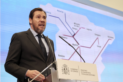 El ministro de Transportes y Movilidad Sostenible, Óscar Puente, informa de actuaciones del sector público ferroviario con incidencia en Castilla y León.