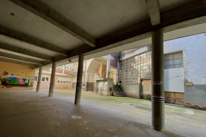 El patio interior del antiguo aulario comparte espacio con los alumnos del Instituto