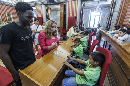 La alcaldesa, Cristina Ayala, saludó a los niños saharauis en el salón de Plenos.