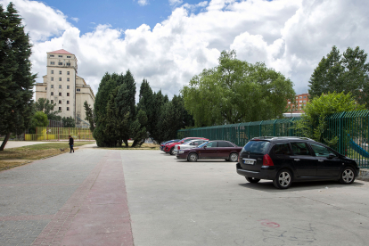 --------TOMÁS ALONSO--------
Coches aparcados en el entorno del Silo y del colegio Fernando de Rojas donde irá el nuevo disuasorio.