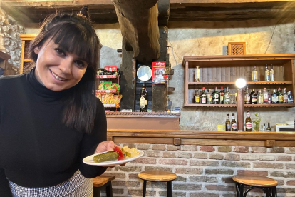 Irene Rubio posa en el bar de Terradillos de Esgueva