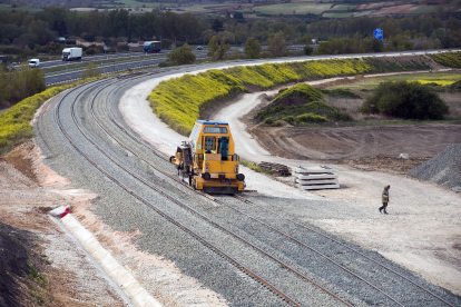 Las vías de la nueva conexión entre Villafría y la fábrica de Kronopan, en Castañares, están instaladas y en estos días comienzan a probarse.