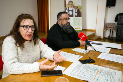 Marisol López y Andrés Rodríguez Amayuelas, de la Coordinadora de ONG de Castilla y León, han valorado el recorte de las ayudas municipales a la cooperación internacional.