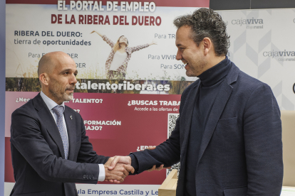 Javier Casdo, director del área de Negocio de Cajaviva, y José Enrique García, director del colegioSan Gabriel, sellan el acuerdo.