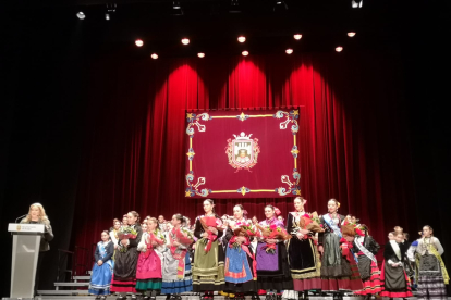 La elección de las reinas tuvo lugar en una gala celebrada en el Teatro Principal.