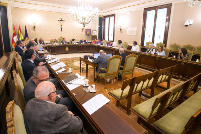 Vista general del Pleno ordinario de abril celebrado en la Diputación