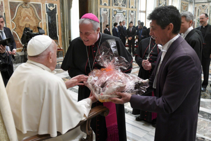 Iceta entrega al Papa los productos gastronómicos que le regalaron los seminaristas.