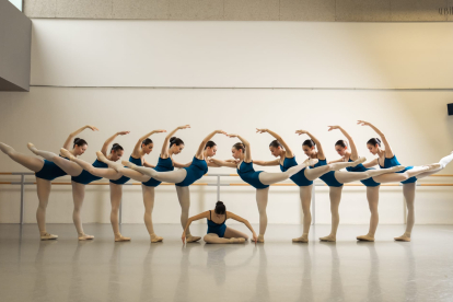 Alumnos de 3º, 5º y 6º de Danza Clásica mostraran la ejecución de los ejercicios propuestos por el profesor.