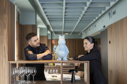 Ricardo Temiño, a los fogones, y Cristina Lázaro, en sala, son el alma de La Fábrica, el restaurante burgalés que festeja sus diez años de vida.