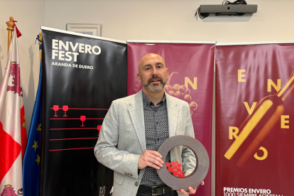 El concejal muestra el nuevo trofeo de los Premios Envero