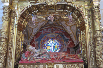 La icónica escultura de la santa, tallada por Diego de Siloe, preside el templo burebano.