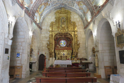 El interior del templo contiene elementos góticos, renacentistas y barrocos.