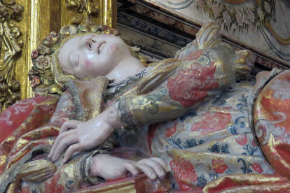Detalle del de la escultura 'dormida' de la santa, obra de Diego de Siloe de 1524.