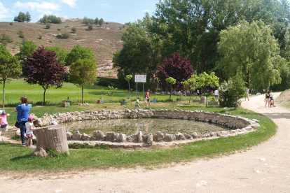 Estampa del Pozo Blanco, a los pies del santuario de Santa Casilda.