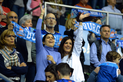 Imagen del público durante el partido entre el San Pablo Burgos y el Fuenlabrada.